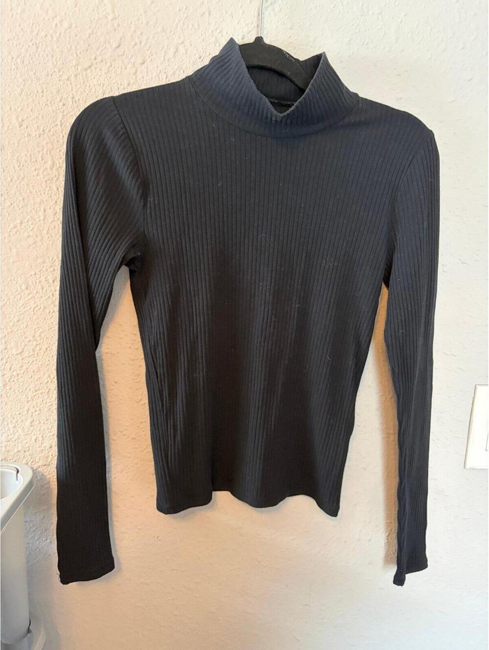 Abercrombie & Fitch black ribbed cotton mock neck long sleeve size M. Some wear